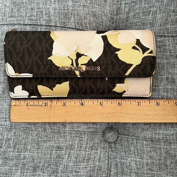 Michael Kors slim signature wallet w/floral design. - Picture 6 of 7